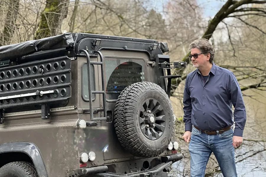 Alexander Baruschke neben seinem Defender am Wasser